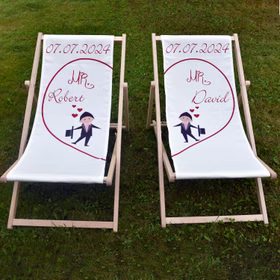 Mr. & Mr. Partner Liegestuhl mit den Vornamen Robert und David und dem Wunschdatum 07.07.2024 von Vorn auf einer grünen Wiese stehend