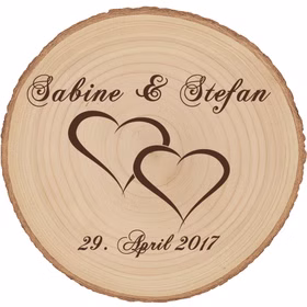 Personalisierte Holz-Baumscheibe mit Gravur ‚Sabine & Stefan‘, Herzmotiv und Hochzeitsdatum 29. April 2017, freigestellt vor weißem Hintergrund.