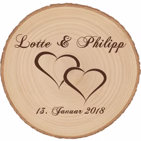 Runde Baumscheibe aus Holz mit Gravur ‚Lotte & Philipp‘, zwei ineinander verschlungenen Herzen und dem Datum 13. Januar 2018 auf hellem Holzgrund