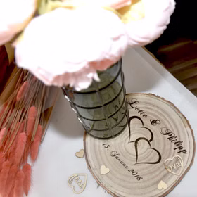 Personalisierte Baumscheibe als Blumenuntersetzer von oben.