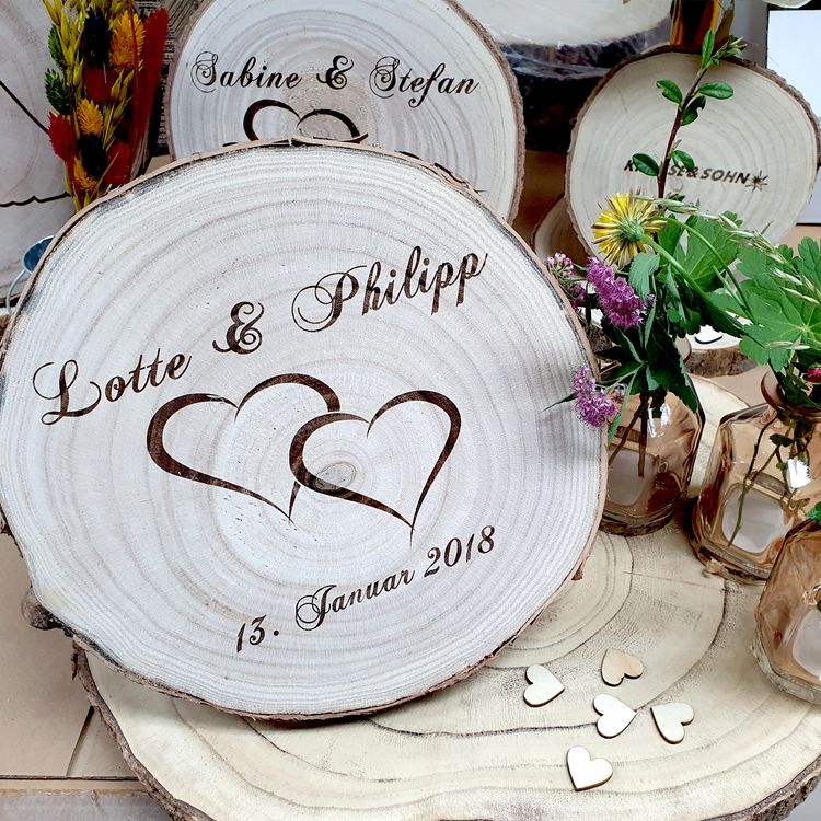 Baumscheibe mit Gravur Doppelherz Namen und Datum Hochzeit Jahrestag