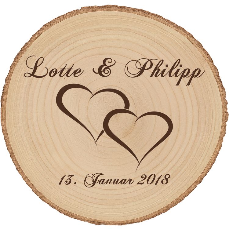 Baumscheibe mit Gravur Doppelherz Namen und Datum Hochzeit Jahrestag Personalisierte Baumscheibe mit Hochzeitsgravur als Dekoration auf einer festlich gedeckten Hochzeitstafel, im Hintergrund ein Brautpaar und Hochzeitsgäste in feierlicher Atmosphäre.