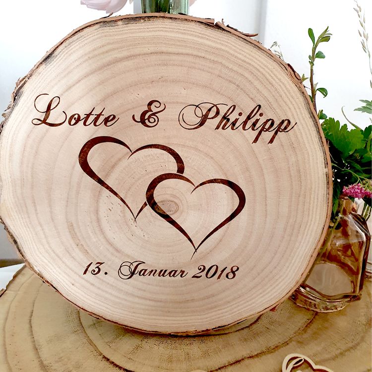 Baumscheibe mit Gravur Doppelherz Namen und Datum Hochzeit Jahrestag