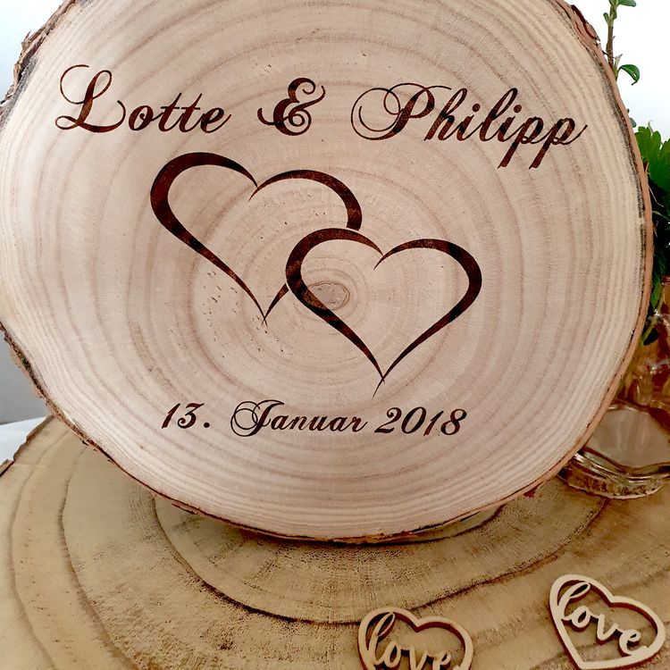 Baumscheibe mit Gravur Doppelherz Namen und Datum Hochzeit Jahrestag