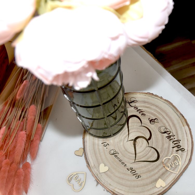 Baumscheibe mit Gravur Doppelherz Namen und Datum Hochzeit Jahrestag