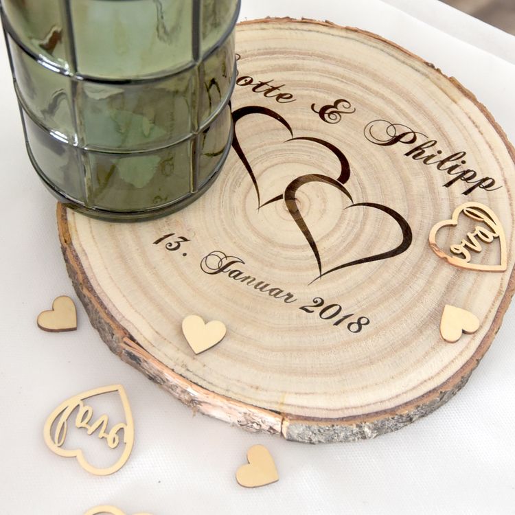 Baumscheibe mit Gravur Doppelherz Namen und Datum Hochzeit Jahrestag