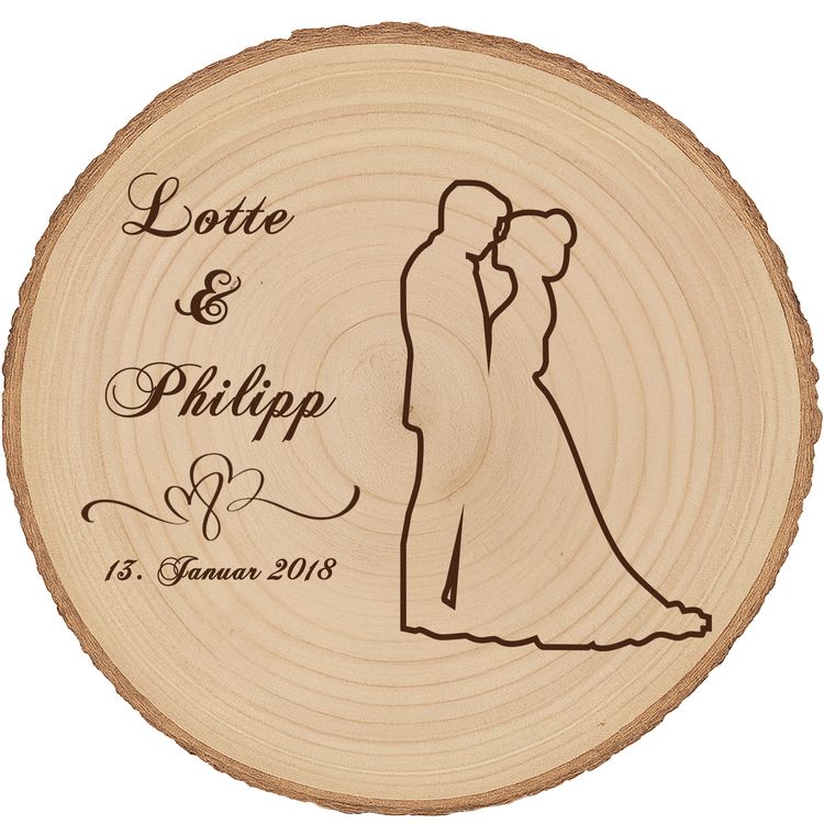 Baumscheibe mit Gravur 30 cm Brautpaar Namen und Datum Hochzeit Jahrestag Braut und Bräutigam halten eine personalisierte Baumscheibe mit Hochzeitsgravur während der Zeremonie, im Hintergrund Blumen und Hochzeitsgesellschaft.