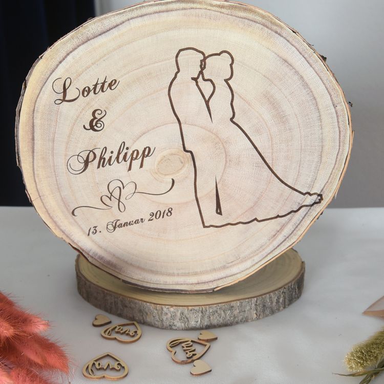 Baumscheibe mit Gravur 30 cm Brautpaar Namen und Datum Hochzeit Jahrestag Baumscheibe mit Gravur Lotte & Philipp 13. Januar 2018 mit Doppelherzen und Brautpaar-Motiv