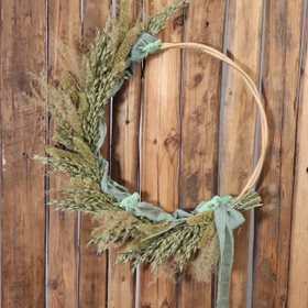 Große Rattan-Kranz rund 2er Set 50 & 45 cm Natur Deko zum Basteln Boho Vintage Bastelbedarf SALE Hochzeit Dekoration Bastelmaterial Türdeko Geschenk Großer Rattan-Kranz Rund hängt an einer Holzwand und ist dekorativ mitTrockenblumen geschmückt.