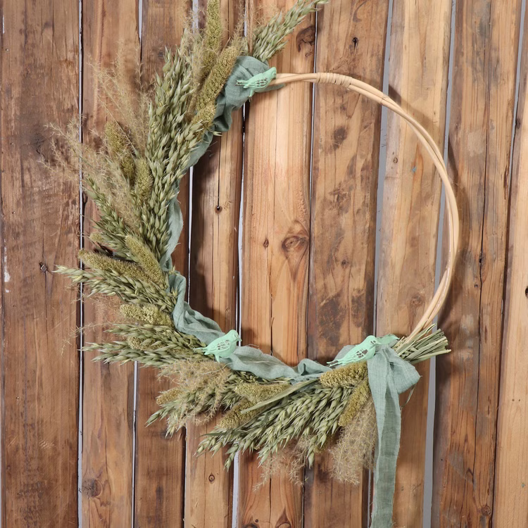Große Rattan-Kranz rund 2er Set 50 & 45 cm Natur Deko zum Basteln Boho Vintage Bastelbedarf SALE Hochzeit Dekoration Bastelmaterial Türdeko Geschenk Großer Rattan-Kranz Rund hängt an einer Holzwand und ist dekorativ mitTrockenblumen geschmückt.