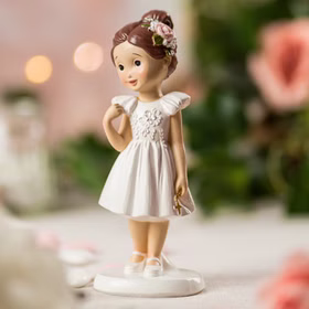 Kommunion Deko Tortenfigur für Kommunionskuchen Mädchen mit Kreuz 15,5 cm weiß Feier Party-Deko Party-Zubehör Erstkommunion Tortenfigur Kommunion Jugendweihe Tisch-Deko Nahaufnahme Figur Kommunion Mädchen im weißen Kleid mit goldenem Kreuz und brauner Hochsteckfrisur mit Blüte im Haar von Vorne auf gedecktem Tisch.