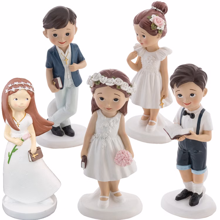 Kommunion Deko Tortenfigur für Kommunionskuchen Mädchen mit Kreuz 15,5 cm weiß Feier Party-Deko Party-Zubehör Erstkommunion Tortenfigur Kommunion Jugendweihe Tisch-Deko Figuren-Übersicht Kommunions-Junge in der Mitte und rechts und links jeweils eine Kommunions-Mädchen-Figur.