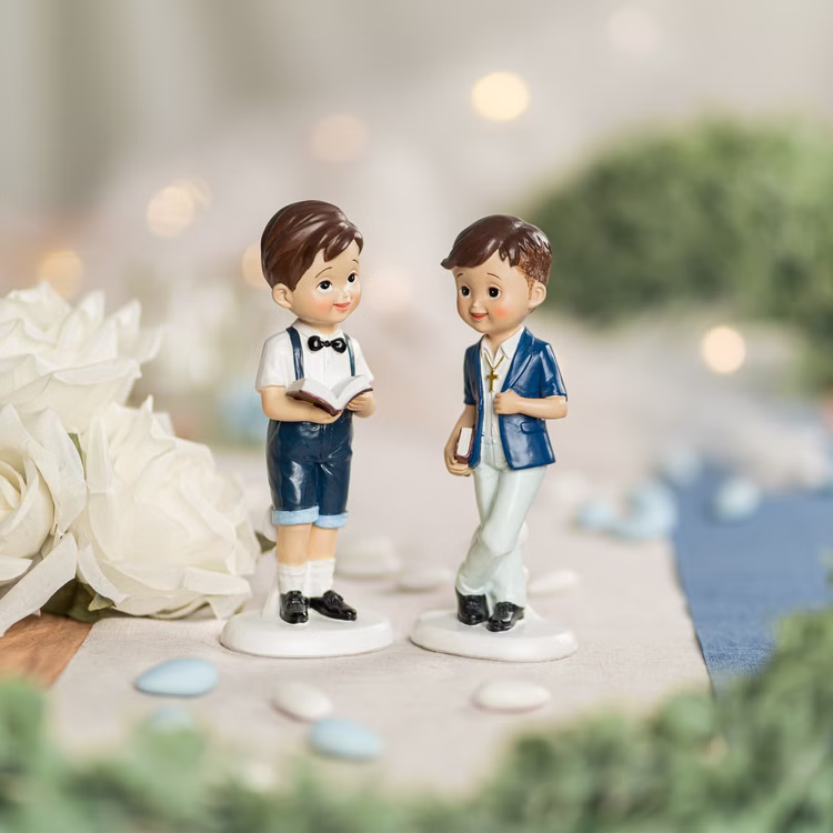 Kommunion Deko Tortenfigur für Kommunionskuchen Junge mit Kreuz 15 cm weiß blau Erstkommunion Jugendweihe Kommunions-Deko Tisch-Deko Dekoration Tortenfigur Zwei Kommunionsfiguren Jungen als Dekoration für Kommunionsfeiern – ideal für Kuchen, Tisch oder Erinnerungsstück.