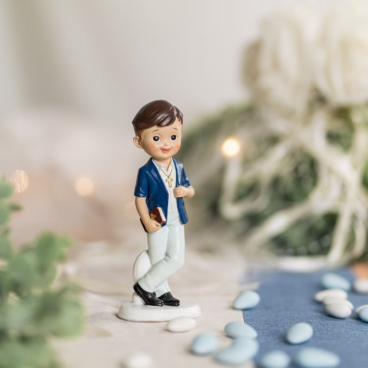 Kommunion Deko Tortenfigur für Kommunionskuchen Junge mit Kreuz 15 cm weiß blau Erstkommunion Jugendweihe Kommunions-Deko Tisch-Deko Dekoration Tortenfigur Kommunionsfigur Junge auf festlich dekorierter Tafel – schöne Erinnerung und Blickfang für Kommunionsfeiern.