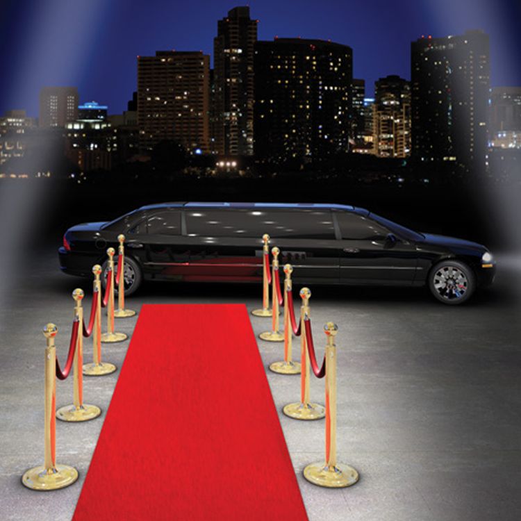 Roter Teppich 1 x 5 m luxuriös mit Samt-Touch roter Läufer Hochzeit Geburtstag Roter Teppichläufer aufgerollt im Garten und mit weißen Blüten bestreut