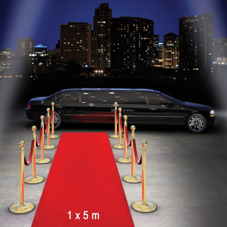 Roter Teppich 1 x 5 m luxuriös mit Samt-Touch roter Läufer Hochzeit Geburtstag Roter Teppichläufer aufgerollt im Garten und mit weißen Blüten bestreut