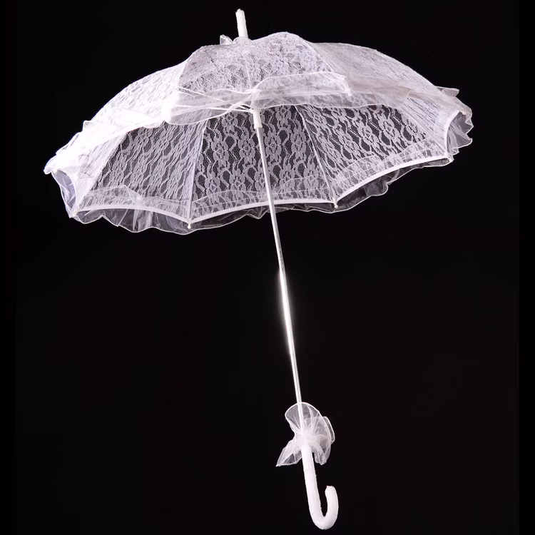 Schirm Weiß Ø 65 cm für Hochzeit Trauung mit Spitze 80 cm lang Kostüm-Zubehör Fasching Karneval Barock Deko Foto-Shooting Schirm Weißer Spitzenschirm aufgespannt mit 65 Zentimeter Durchmesser und weißem Kunststoffgriff vor schwarzem Hintergrund