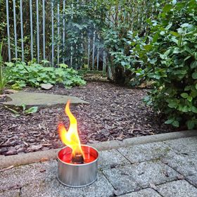 Fackeltopf mit 2,5 Stunden Brenndauer von Vorne im Garten stehend mit großer Flamme