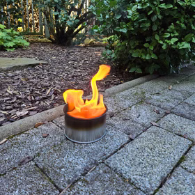 Fackeltopf mit 2,5 Stunden Brenndauer von Vorne im Garten stehend mit großer Flamme