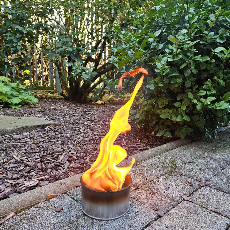 Fackeltopf - Großer Flamme - 2,5h Brennzeit Fackeltopf mit 2,5 Stunden Brenndauer von Vorne im Garten stehend mit großer Flamme