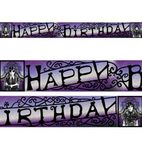 Wednesday Happy Birthday Banner in Lila und Schwarz mit dekorativen Ornamenten und Figurenmotiven, aufgehängt an einer Schnur