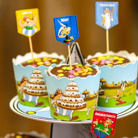 Detailaufnahme Asterix und Obelix Muffin-Förmchen mit verschiedenen Cupcake Sticks dekotiert