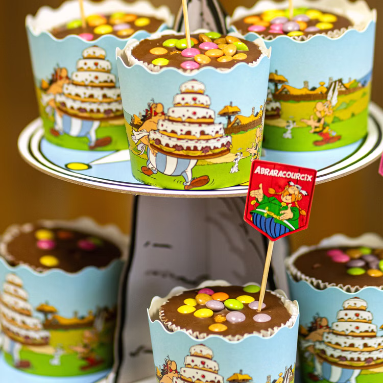 Asterix & Obelix Tisch-Deko Servier-Etagere Hinkelstein mit 12 Muffin-Formen & 8 Cupcake Sticks Geburtstag Dekoration Fasching Karneval Mottoparty Detailaufnahme Asterix und Obelix Muffin-Förmchen von Vorne