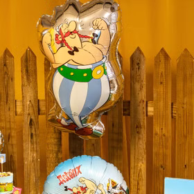 Obelix Folienballon dekorativ in Szene gesetzt