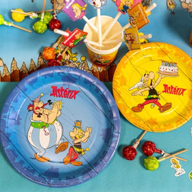 Bunte Asterix & Obelix Partydekoration mit Papptellern, Bechern, Trinkhalmen und Süßigkeiten für Kindergeburtstag.