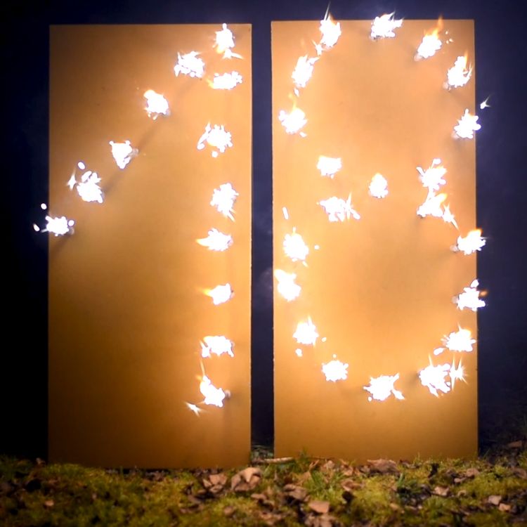 Brennende Zahl 18 Geburtstag Volljährigkeit Lichterbild Brennende Zahl 18 von Vorne