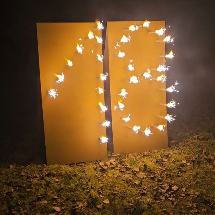Brennende Zahl 18 Geburtstag Volljährigkeit Lichterbild Brennende Zahl 18 von Vorne