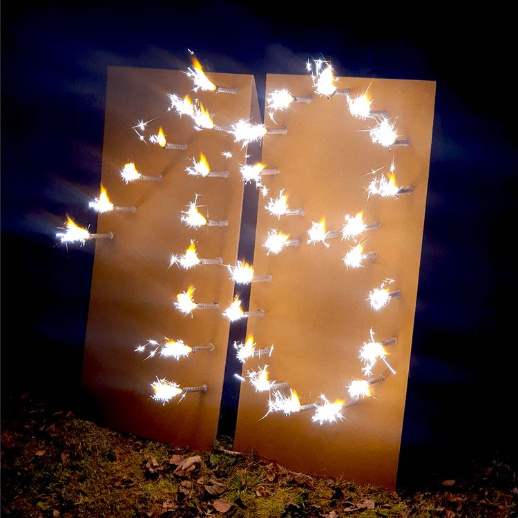 Brennende Zahl 18 Geburtstag Volljährigkeit Lichterbild Brennende Zahl 18 von Vorne