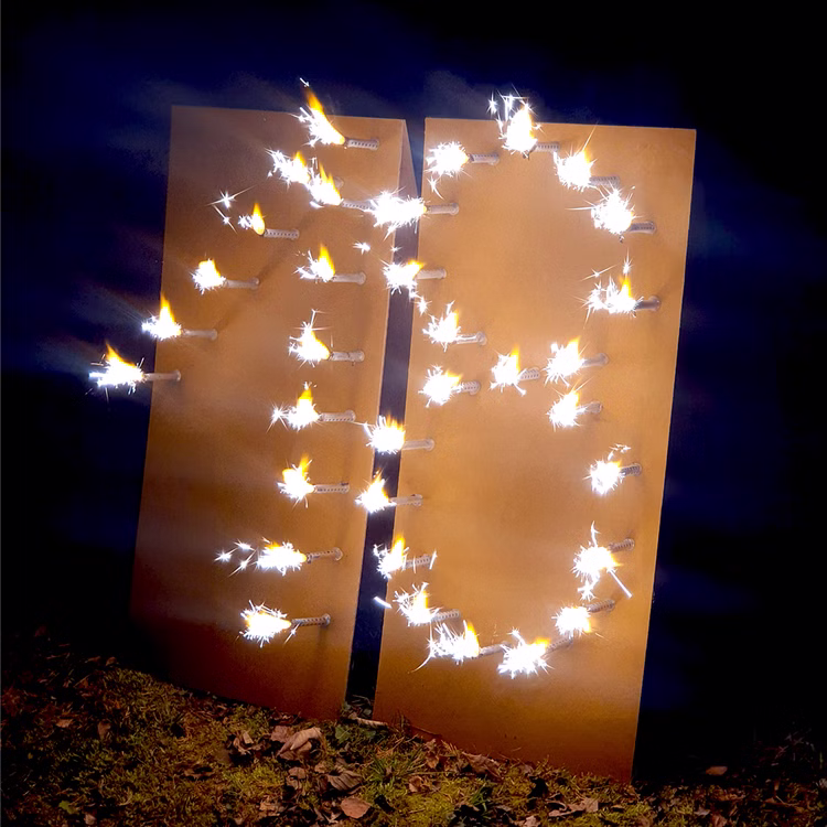 Brennende Zahl 18 Geburtstag Volljährigkeit Fontänen Feuerbild Geschenkidee Happy Birthday Endlich 18 Erwachsen Brennende Zahl 18 von der rechten Seite