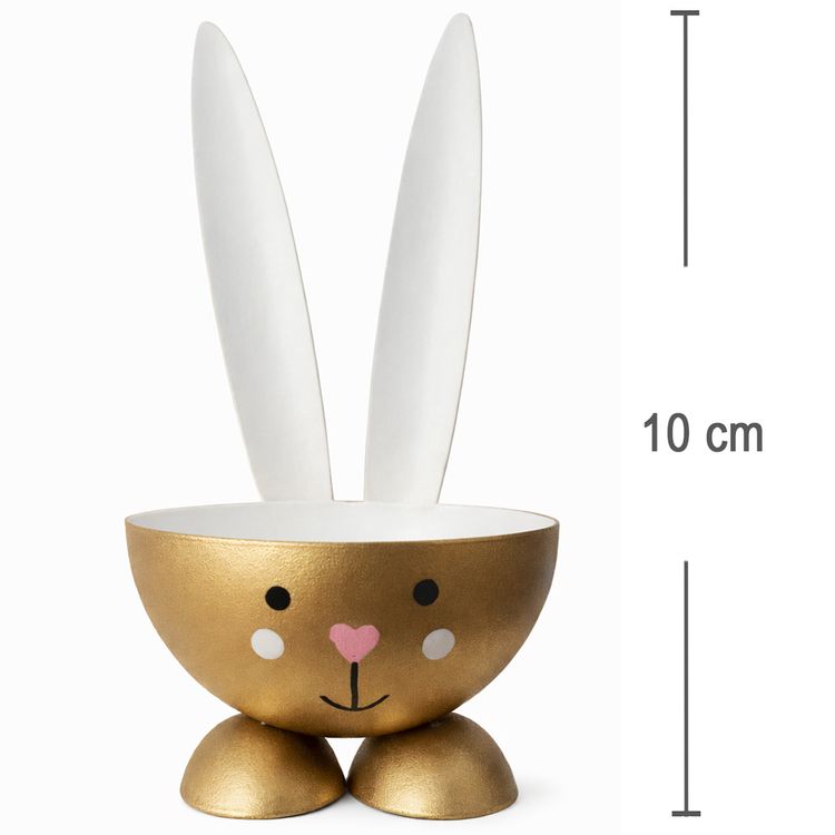 Eierbecher Hase Metall Osterhase 10 cm gedeckter Tisch Ostern Goldfarbener Eierbecher in Form eines Hasen aus Metall mit weißen Ohren, rosa Herz-Nase und kleinen goldenen Füßen auf weißem Hintergrund.