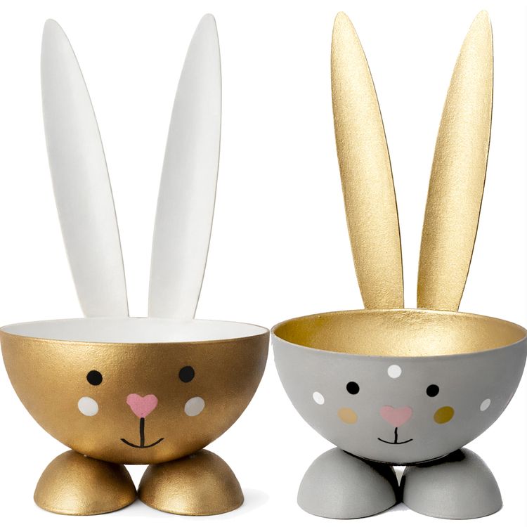 2 Eierbecher Hase Grau & Gold aus Metall Osterhase 10 cm gedeckter Tisch Ostern Zwei Osterhasen-Eierbecher in Gold und Grau mit langen Ohren und Herz-Nase auf weißem Hintergrund.