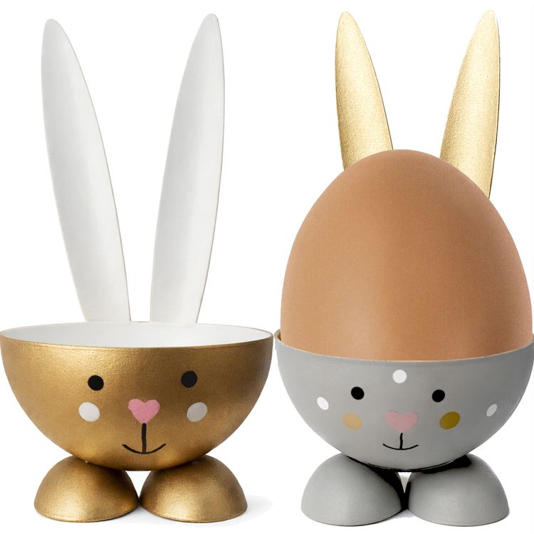 2 Eierbecher Hase Grau & Gold aus Metall Osterhase 10 cm gedeckter Tisch Ostern Zwei Osterhasen-Eierbecher in Gold und Grau mit langen Ohren und Herz-Nase auf weißem Hintergrund.