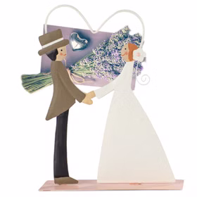 Brautpaar aus Metall 16 cm mit Herz-Clip für Gutscheine Geschenkidee zur Hochzeit Heiraten Ja ich will Brautpaar aus Metall mit Herz-Clip von der Seite mit violette Karte und Lavendelblumenstrauß