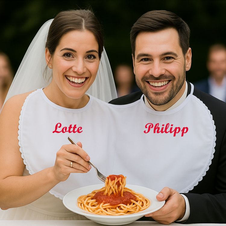 Doppel-Lätzchen mit Vorname weiß mit Spitze für zwei Personen Party-Gag Braut & Bräutigam tragen das Doppel-Lätzchen mit Wunschname & Doppelherz und essen dabei einen Teller Spaghetti zusammen