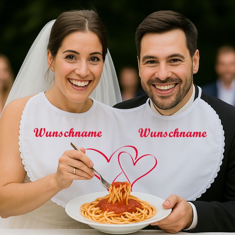 Braut & Bräutigam tragen das Doppel-Lätzchen mit Wunschname & Doppelherz und essen dabei einen Teller Spaghetti zusammen