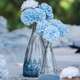 Mini Vase Alexandrin Glasvase 10,7 cm Farbverlauf Blau Tisch-Deko Hochzeit Geburtstag Blumenvase dekorative Vase gedeckter Tisch Zwei Glasvasen mit blauen Nelkenblüten als Tischdekoration im Freien.