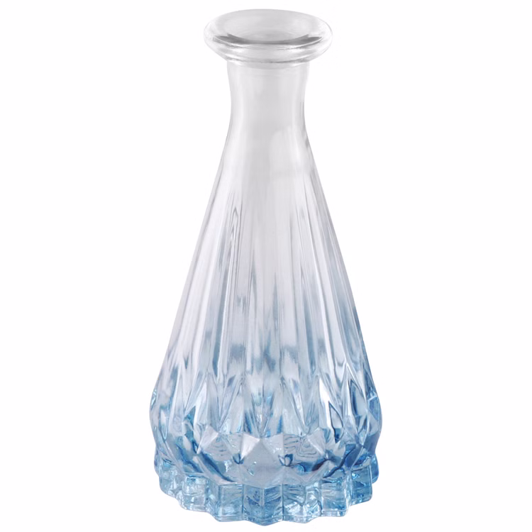 Mini Vase Alexandrin Glasvase 10,7 cm Farbverlauf Blau Tisch-Deko Hochzeit Geburtstag Blumenvase dekorative Vase gedeckter Tisch Kleine blaue Glasvase mit Rillenstruktur, leer, vor weißem Hintergrund.