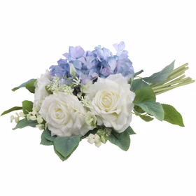 Hortensienstrauß 30 x 40 cm Kunstblumen Tischdeko Hochzeit Geburtstag Deko Tischdeko Deko-Ideen Kunstblumen Bastelbedarf Strauß aus weißen Rosen, blauen Hortensien und grünen Blättern, Nahaufnahme.