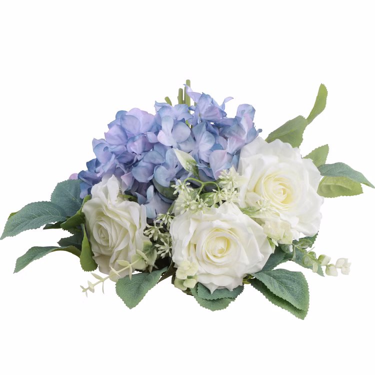 Hortensienstrauß 30 x 40 cm Kunstblumen Tischdeko Hochzeit Geburtstag Deko Tischdeko Deko-Ideen Kunstblumen Bastelbedarf Blumenstrauß aus weißen Rosen und blauen Hortensien mit Stielen, seitlich gelegt.