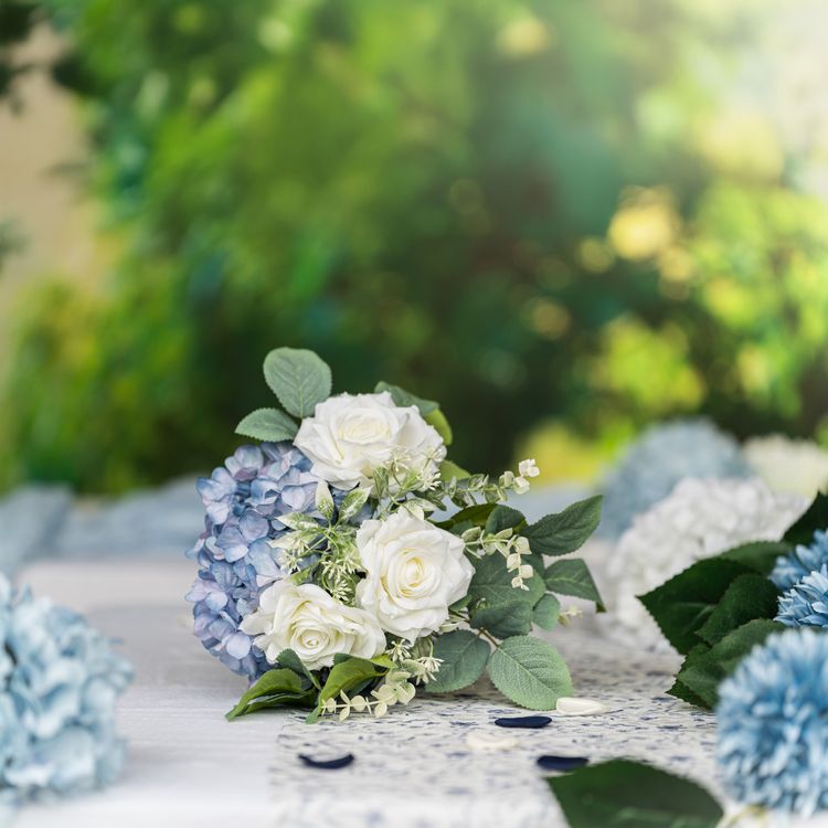 Hortensienstrauß 30 x 40 cm Kunstblumen Tischdeko Hochzeit Geburtstag Deko Strauß aus weißen Rosen, blauen Hortensien und grünen Blättern, Nahaufnahme.