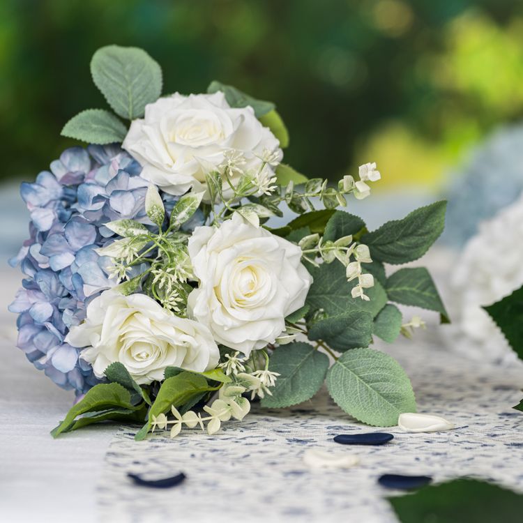 Hortensienstrauß 30 x 40 cm Kunstblumen Tischdeko Hochzeit Geburtstag Deko Strauß aus weißen Rosen, blauen Hortensien und grünen Blättern, Nahaufnahme.