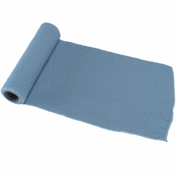 Tischläufer Stahlblau mit Waffelmuster 26 x 300 cm aus Baumwolle Tischdeko Tischdecke Deko-Ideen Geburtstag Hochzeit Wohntraum Blauer Baumwolle Tischläufer als Stoffrolle aufgerollt, teilweise abgerollt.