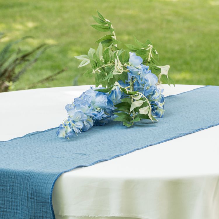 Tischläufer Stahlblau mit Waffelmuster 26 x 300 cm aus Baumwolle Tischdeko Blauer Baumwolle Tischläufer als Stoffrolle aufgerollt, teilweise abgerollt.