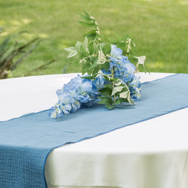 Tischläufer Stahlblau mit Waffelmuster 26 x 300 cm aus Baumwolle Tischdeko Tischdecke Deko-Ideen Geburtstag Hochzeit Wohntraum Nahaufnahme eines runden Tisches mit blauem Baumwolle Tischläufer und Blumendeko.