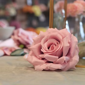 Altrosa Deko-Rose als Tischdekoration, detailreich und realistisch.