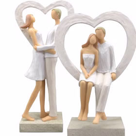 Brautpaar Figur Stehend Liebe Weiß mit Herz Tischdeko Hochzeits-Deko Tisch-Deko Deko-Ideen Geschenkidee Braut & Bräutigam Zwei Figuren: ein Paar im Herzrahmen stehend und ein Paar sitzend, nebeneinander aufgestellt.